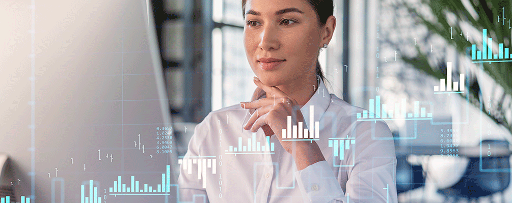 Imagem de uma colaboradora analisando dados holográficos