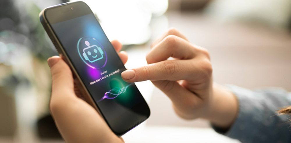 Imagem de uma pessoa sendo atendida por um chatbot