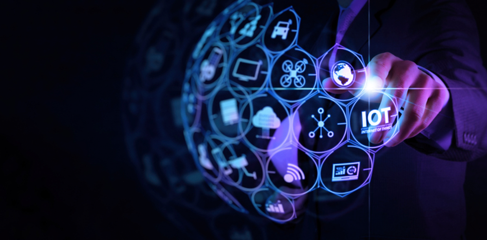 Imagem de um painel holográfico e uma pessoa selecionando a opção IoT