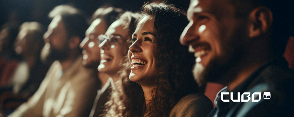 Pessoas felizes assistindo uma palestra