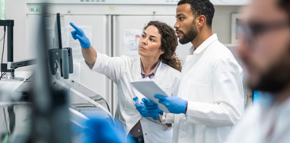 Imagem de duas pessoas trabalhando em um laboratório