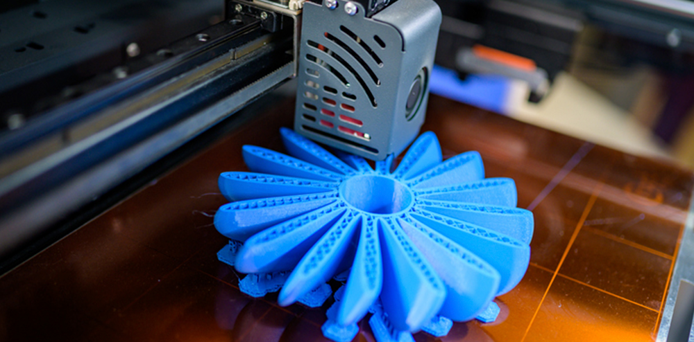 Uma impressora 3D imprimindo uma peça