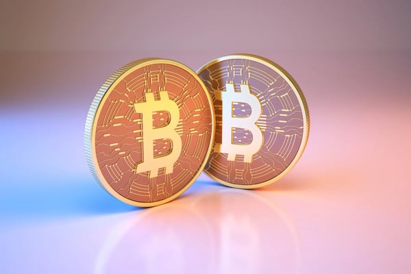 Duas moedas com o símbolo bitcoin