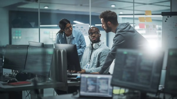 A imagem apresenta um trio de pessoas multi-étnico que conversa em um escritório. Todos são jovens e vestem roupas despojadas. O tema do artigo é horizontes de inovaçaão.