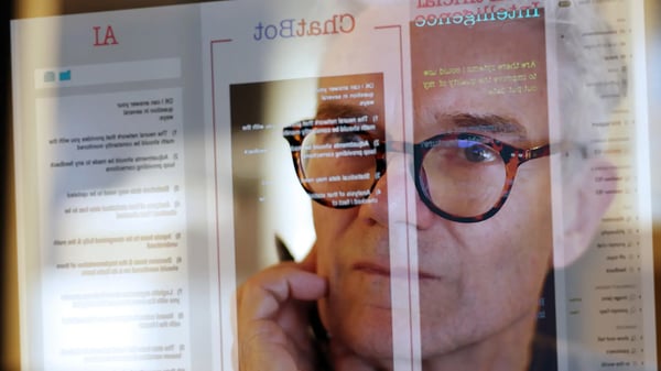 A imagem apresenta um homem branco, grisalho e de óculos, que está em frente a uma tela consultando informações em um GPT como é o caso do ChatGPT. O tema do artigo é IA generativa. 