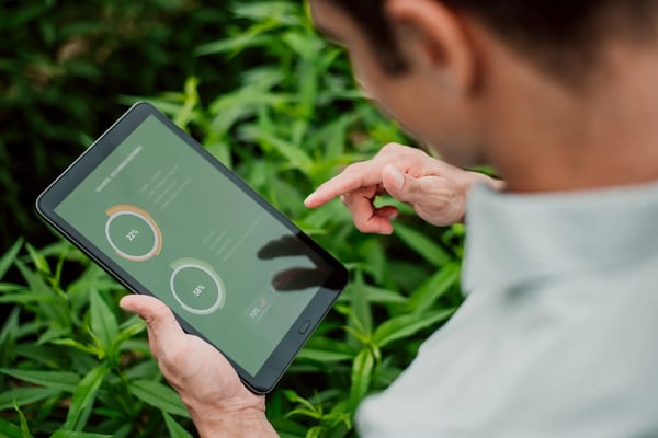 A imagem apresenta o perfil de um homem branco que está no campo e tem um tablet nas mãos. O tema do artigo é inovação no agronegócio.