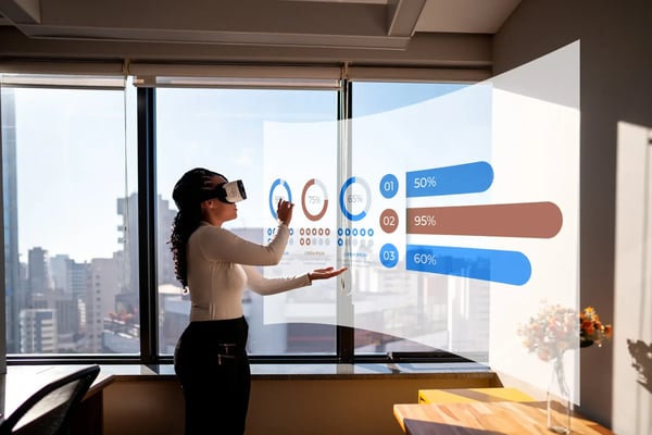 A imagem apresenta uma mulher nova que trabalha usando simulador de realidade virtual no escritório. O tema do artigo é SXSW 2024.