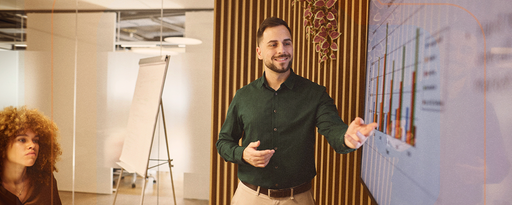Um empreendedor mostrando dados para sua equipe