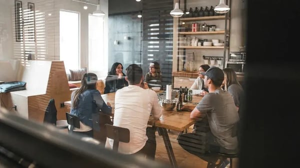 pessoas em mesa de reunião