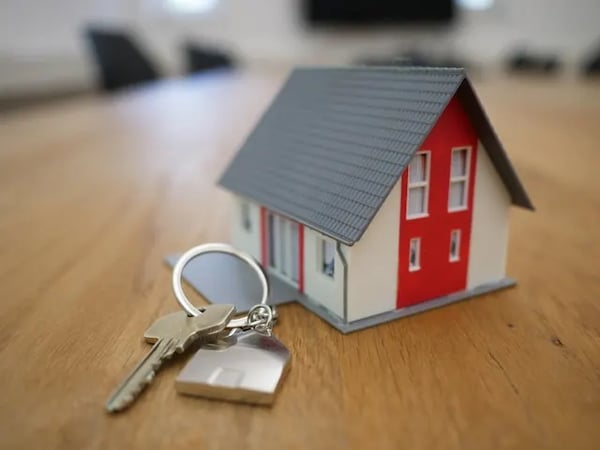 miniatura de casa e chave