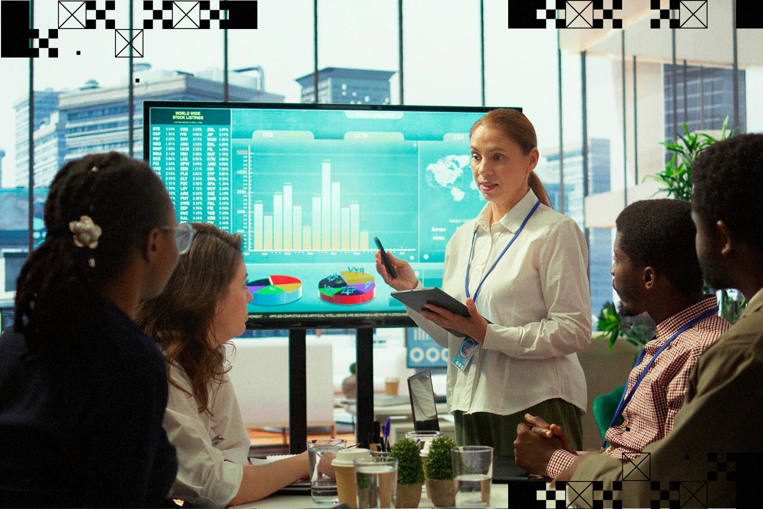 Imagem de uma equipe em reunião, analisando indicadores em uma tela 