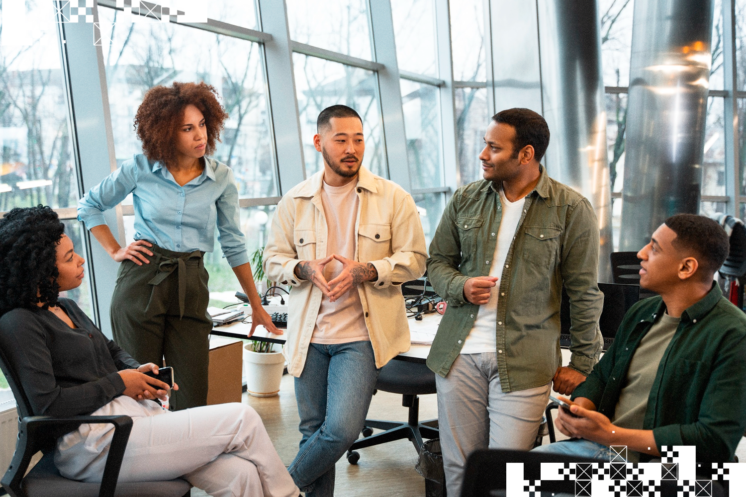 Imagem de pessoas dentro de um ambiente corporativo conversando e discutindo ideais 