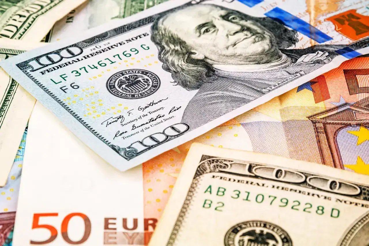 A imagem apresenta algumas notas de dinheiro, como dólar e euro. O tema do artigo é o investimento via private equity.