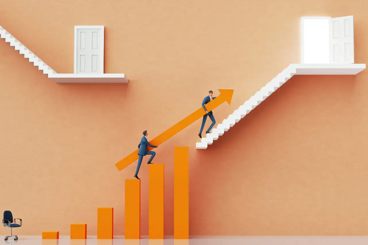 A imagem apresenta uma ilustração em tom laranja, na qual dois homens sobem uma escada em formato de gráfico que sai do chão, onde está uma cadeira de escritório, e vai em direção a uma porta aberta no topo. Eles carregam uma seta que aponta para cima. O tema do artigo é maximização de resultados.