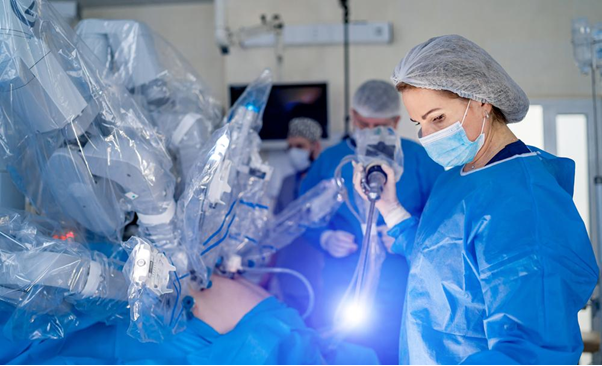 Uso de robôs para auxiliar cirurgias é exemplo do apoio da tecnologia na indústria médica